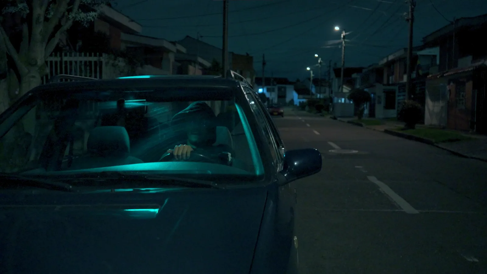 Calle nocturna con automóvil