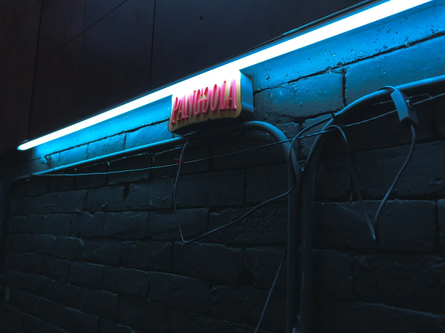 Muro iluminado con neón azul