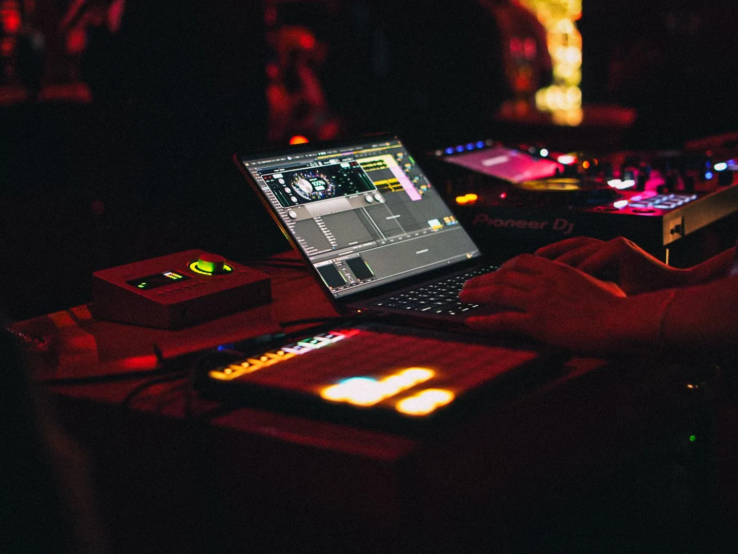 Cabina de DJ con portátil